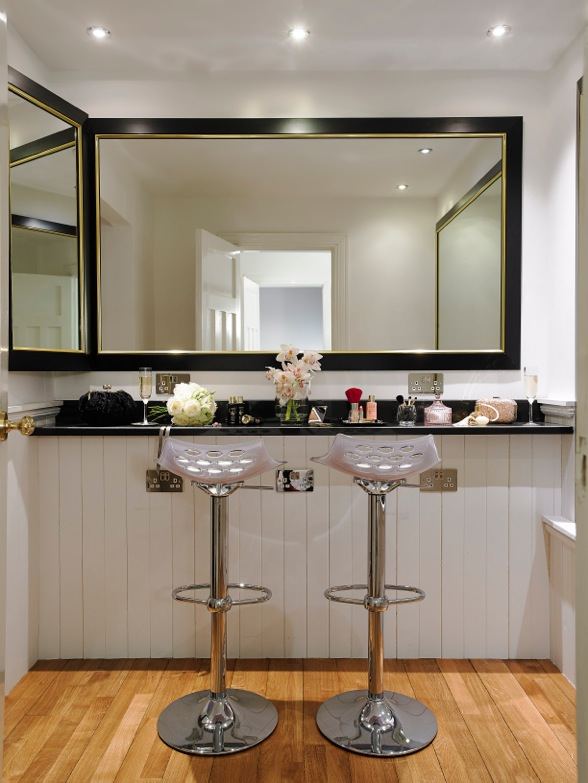 Make Up Room In Suite Full Lenght